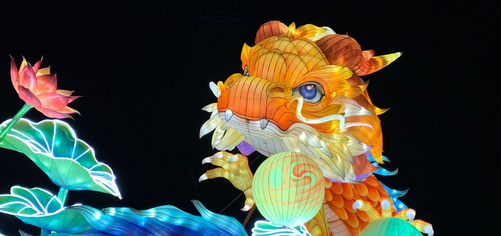 CASES 9 On the night of the Dragon Lantern Festival, a lit Chinese dragon lantern was coiled on the stage.