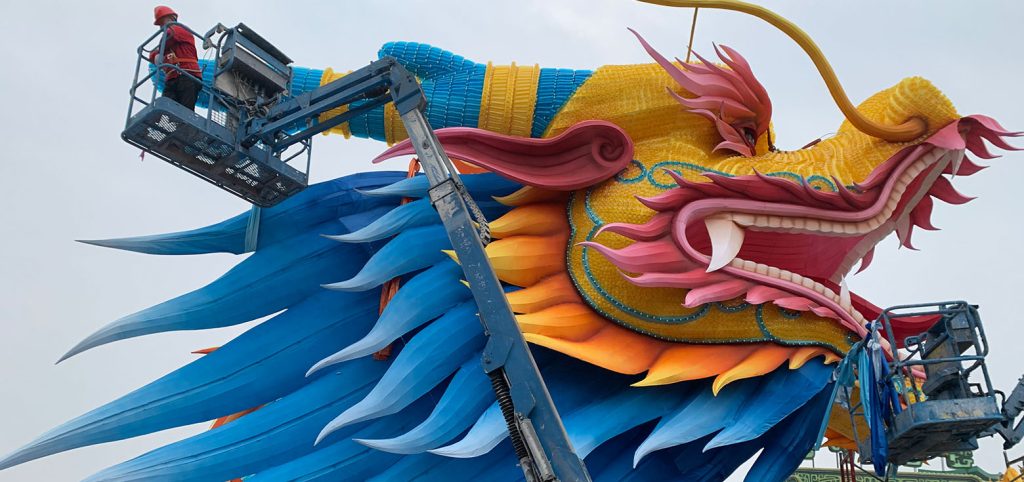 The modular production model for large lanterns: The separately manufactured head of the dragon lantern.