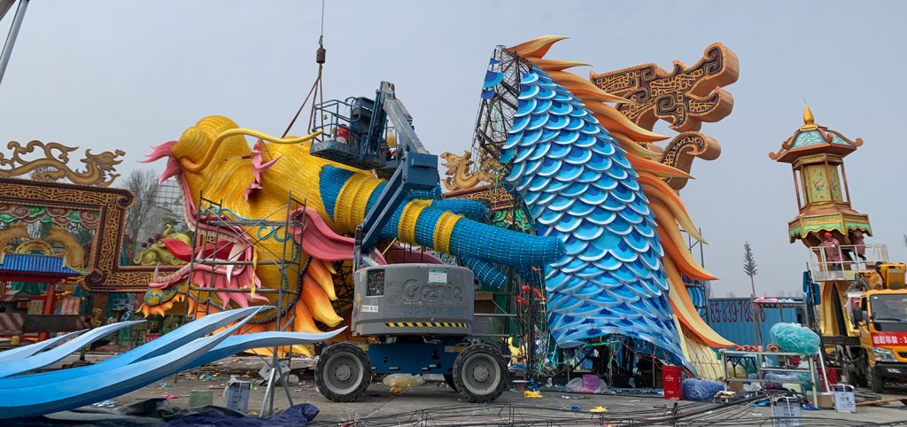 A big Chinese lantern set, measuring up to a hundred meters long, produced using modular manufacturing techniques.