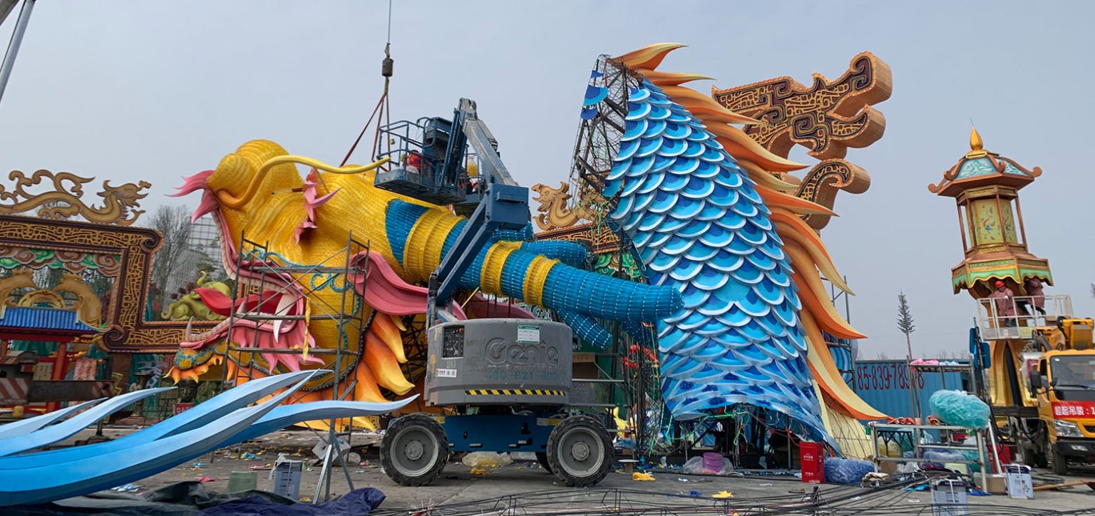 A big Chinese lantern set, measuring up to a hundred meters long, produced using modular manufacturing techniques.