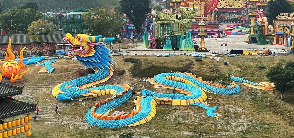 By day, the park's giant dragon lantern can also stand as an artistic landmark piece.