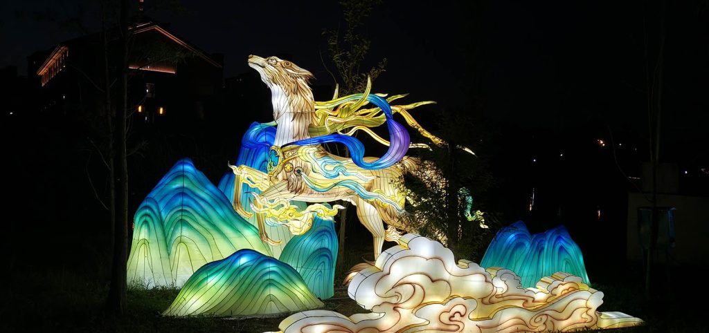 The nighttime outdoor presentation effect of the exquisite large-scale Chinese animal lanterns.