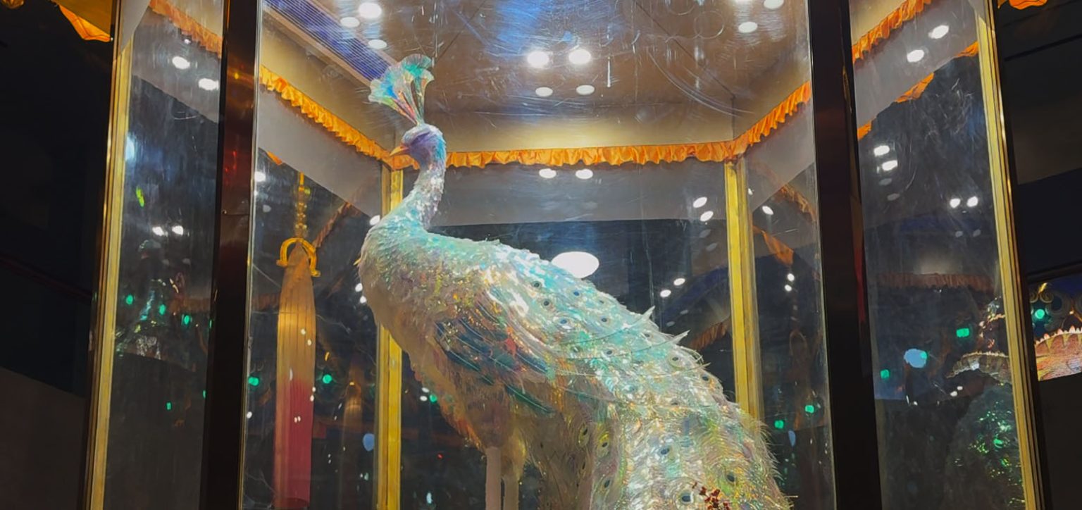 Traditional Chinese lanterns: Treasure of 5000 years of civilization 2 Chinese Lanterns: The Lifelike Peacock Lantern