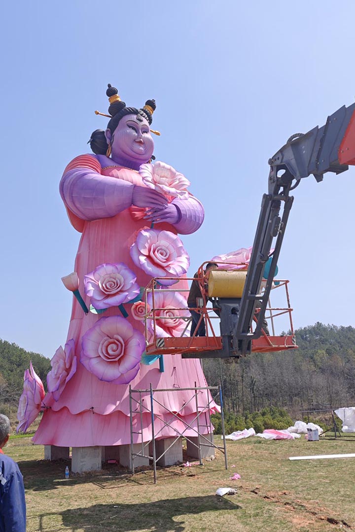 The 10-meter-tall giant figure lantern is currently being installed with great intensity.