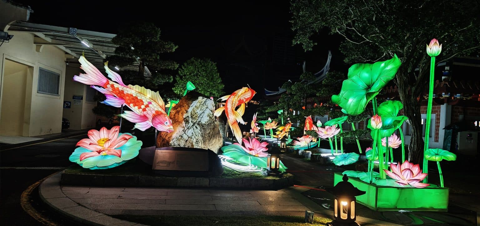 Fish lanterns and flower lanterns at the Mid-Autumn Festival lantern fair.