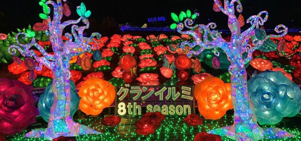 BLOG 1 Une scène romantique de veille de Noël créée à l'aide de lanternes chinoises en forme de fleurs.