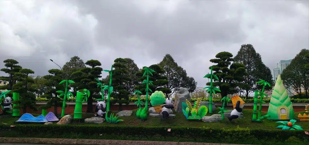 Even during the day, the park looks remarkably beautiful, thanks to the atmosphere created by the cartoon lanterns.