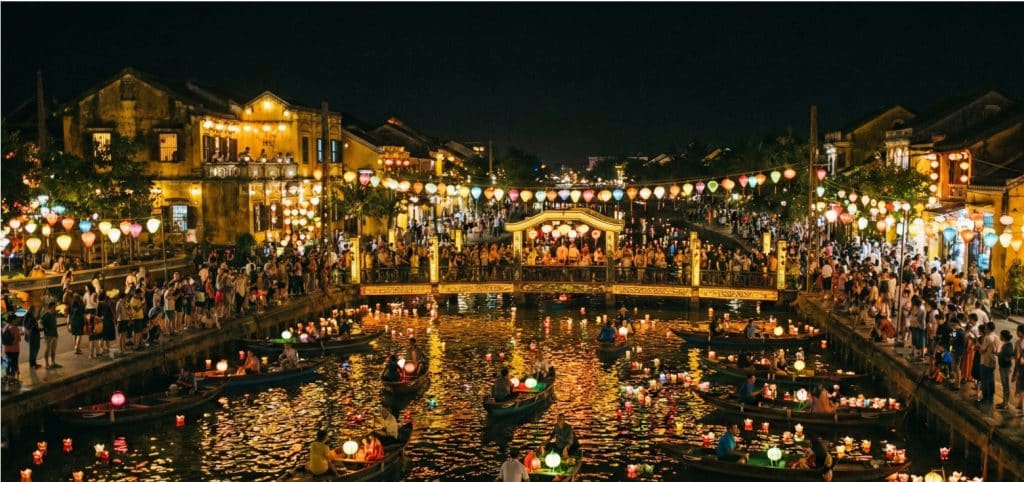 BLOG 15 Bunte Seidenlaternen beleuchten den Fluss in Hoi An während des asiatischen Laternenfestes.