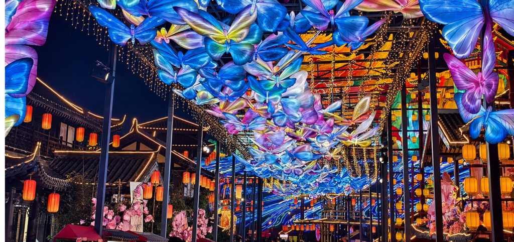BLOG 16 Auvent de lanternes papillons lumineuses lors d'une célébration de la fête de la mi-automne.