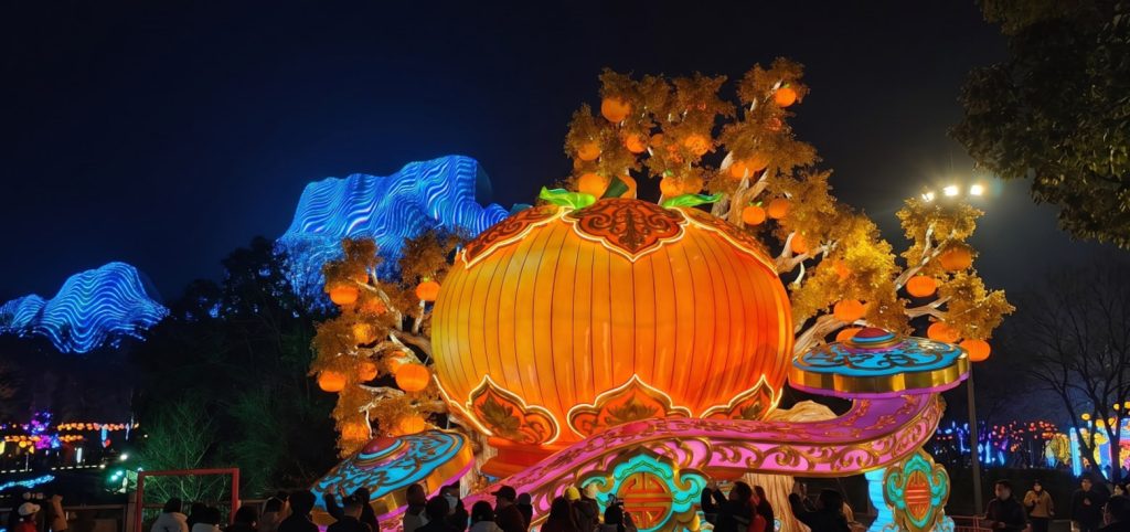 BLOG 1 Riesige leuchtende Kaki-Installation, die lebenswichtige Symbole der chinesischen Neujahrslaternen präsentiert.