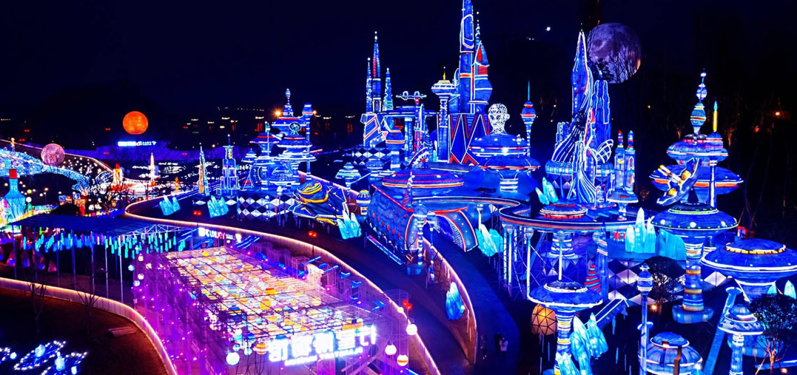 Christmas lights: a dreamlike city of lights.