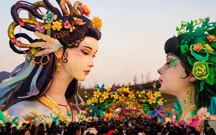 Vue grand-angle des lanternes du festival des lanternes « Jumelles » entourées d'une foule immense de visiteurs.