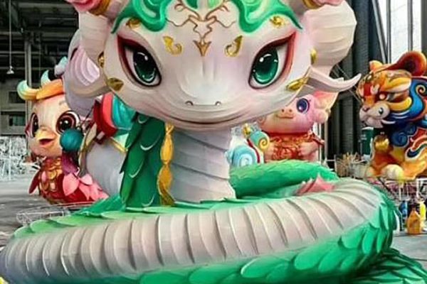 Una linterna de serpiente en estilo de dibujos animados, con colores encantadores y un diseño adorable.