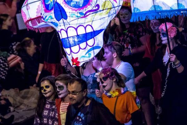 Eine lebhafte Laternenparade mit einer ungewöhnlichen Laterne in Form eines Totenkopfes.