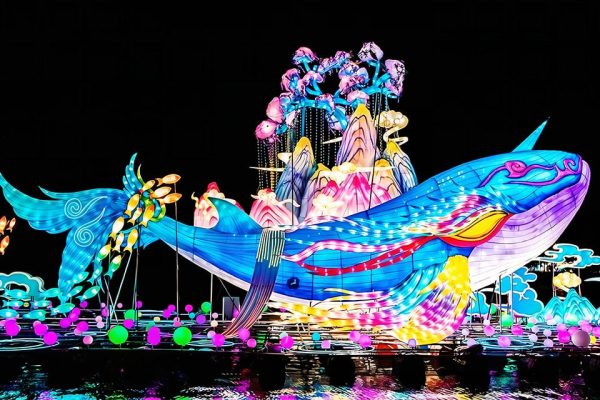 The lantern festival site, illuminated by large, modern fantasy lanterns, resembles a mythical world born of a dream.