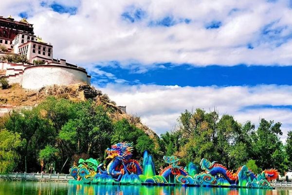 Una gigantesca linterna china con forma de dragón flota sobre la superficie cristalina del agua.