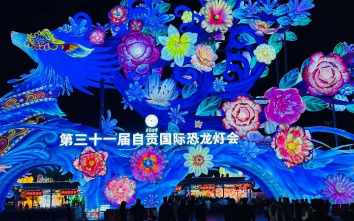 La instalación vertical de faroles con forma de ciervo divino, de 25 metros de altura, en la puerta norte.