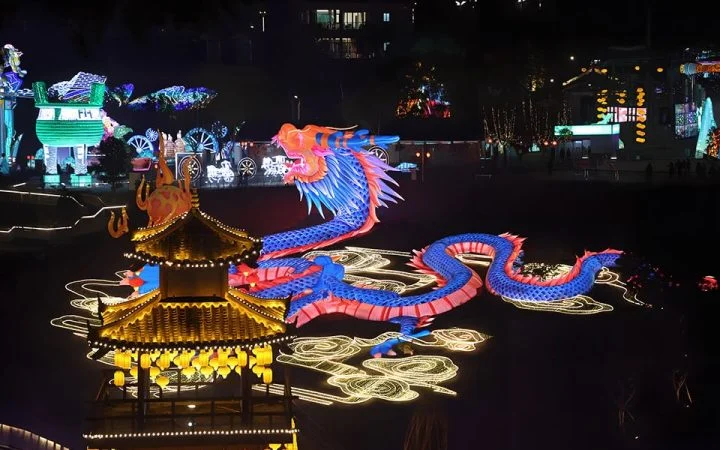 في الليل، في الحديقة، تلفت الأنظار فانوس التنين الصيني العملاق الذي يبلغ طوله مائة متر.