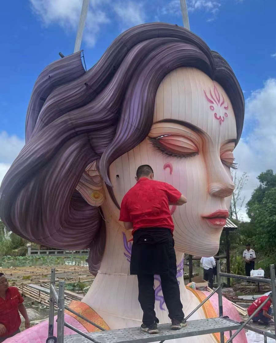 Huge Chinese lanterns: a goddess lantern under installation.