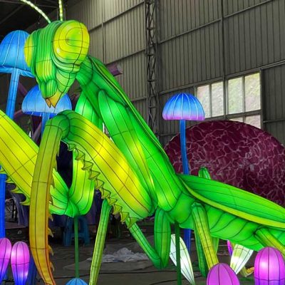 Display of the Lighting Effect of an Illuminated Praying Mantis-Shaped Chinese Lantern Lights Installation