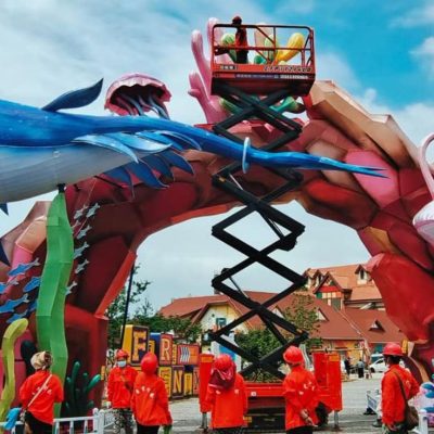 The construction team is currently installing and debugging a large set of modern Chinese lanterns at the exhibition site.