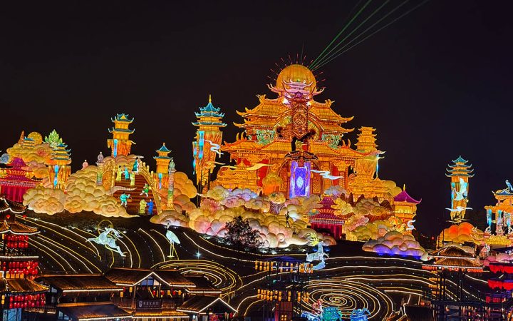 Una escena del Festival de Faroles brillantemente iluminada.
