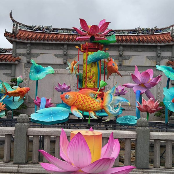 Mid-Autumn Lantern Festival: water lanterns and fish lanterns.