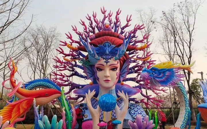 Faroles chinos, diosas y criaturas míticas a gran escala para exteriores.