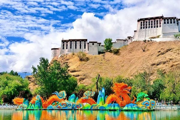 Bajo el cielo azul, un colosal conjunto de linternas flotantes con temática de dragones chinos se desplaza por el lago.
