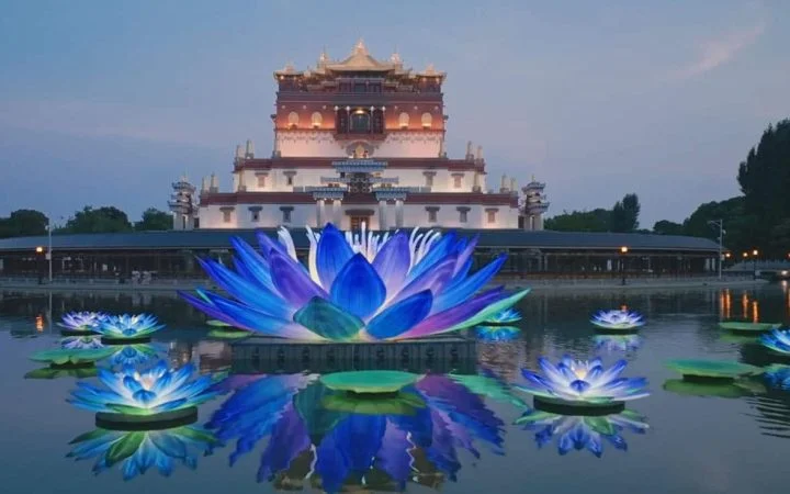 Cautivadoras faroles de agua chinos con forma de loto azul.