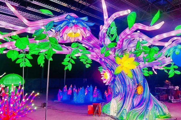 Tree and plant-shaped lanterns with magnificent lighting effects.