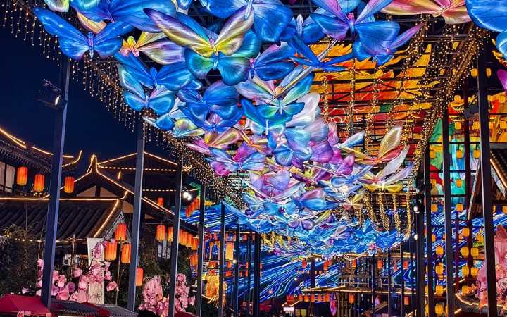 Auvent de lanternes papillons lumineuses lors d'une célébration de la fête de la mi-automne.