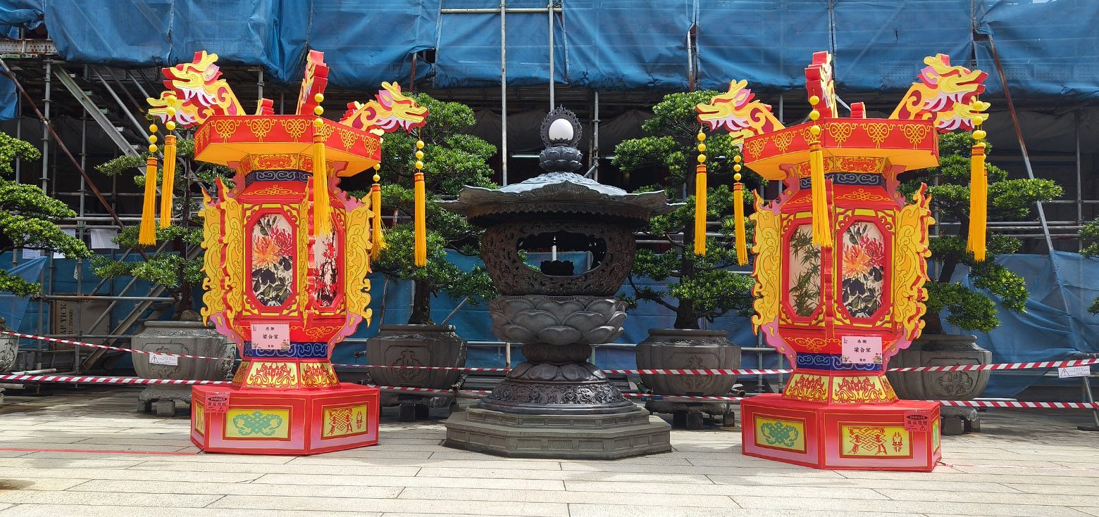 Two exquisite, large-scale floor-standing palace lanterns.