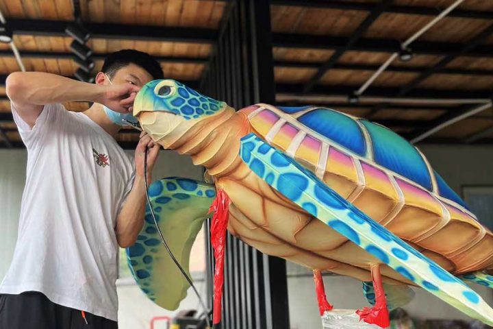 Workers are currently manufacturing the parade lanterns for the New Year grand parade.