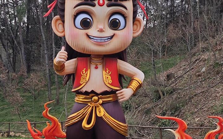 Faroles chinos: un farol gigante con la figura del personaje Nezha.