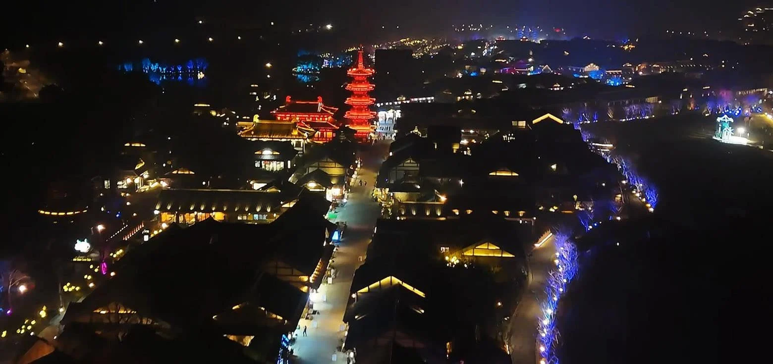 Vue nocturne de la baie de Nianhua avec l'ambiance du projet Chinese Dragon Lantern