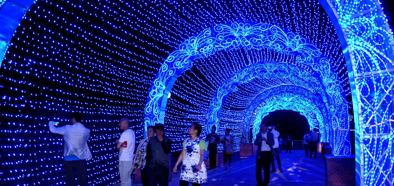 Dazzling and spectacular outdoor Christmas light decorations