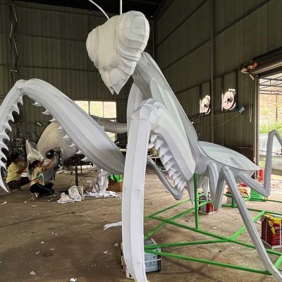 Giant Praying Mantis-themed insect lantern covered in multi-layered silk.