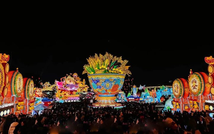 Un lugar donde se celebra el Festival de los Faroles de Año Nuevo Chino, rodeado de faroles de Año Nuevo.