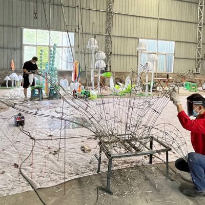 Welding the modern lantern framework using the intangible cultural heritage lantern techniques of Zigong.