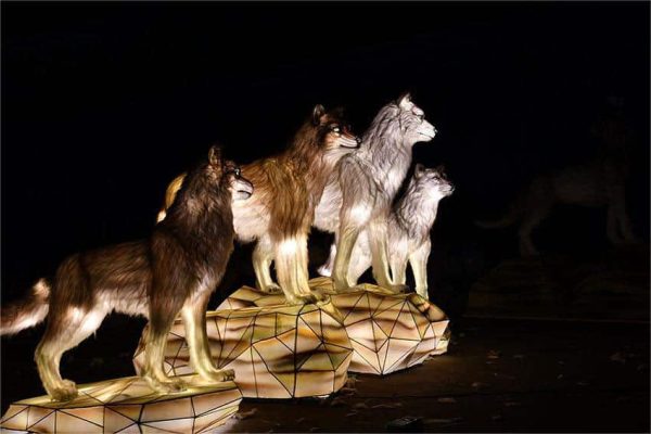 Cuatro linternas de animales de simulación con forma de lobo altamente realistas.